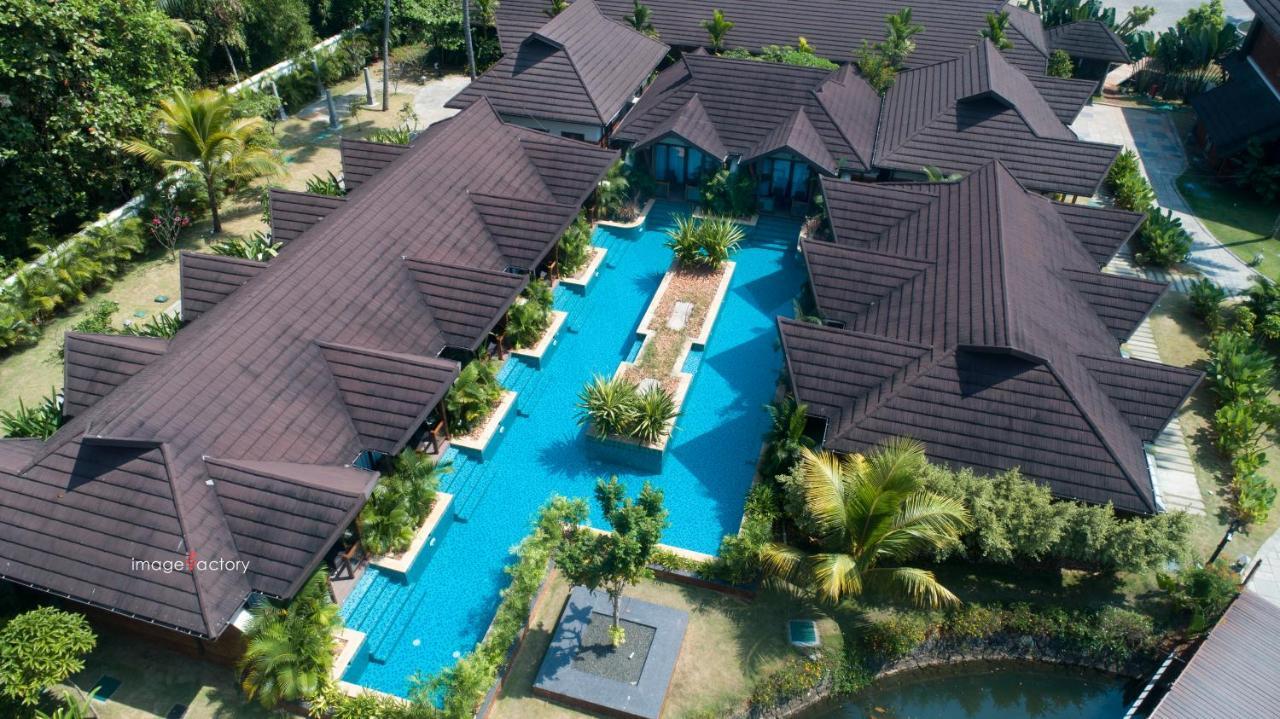 Gokulam Grand Resort & Spa, Kumarakom Exterior photo
