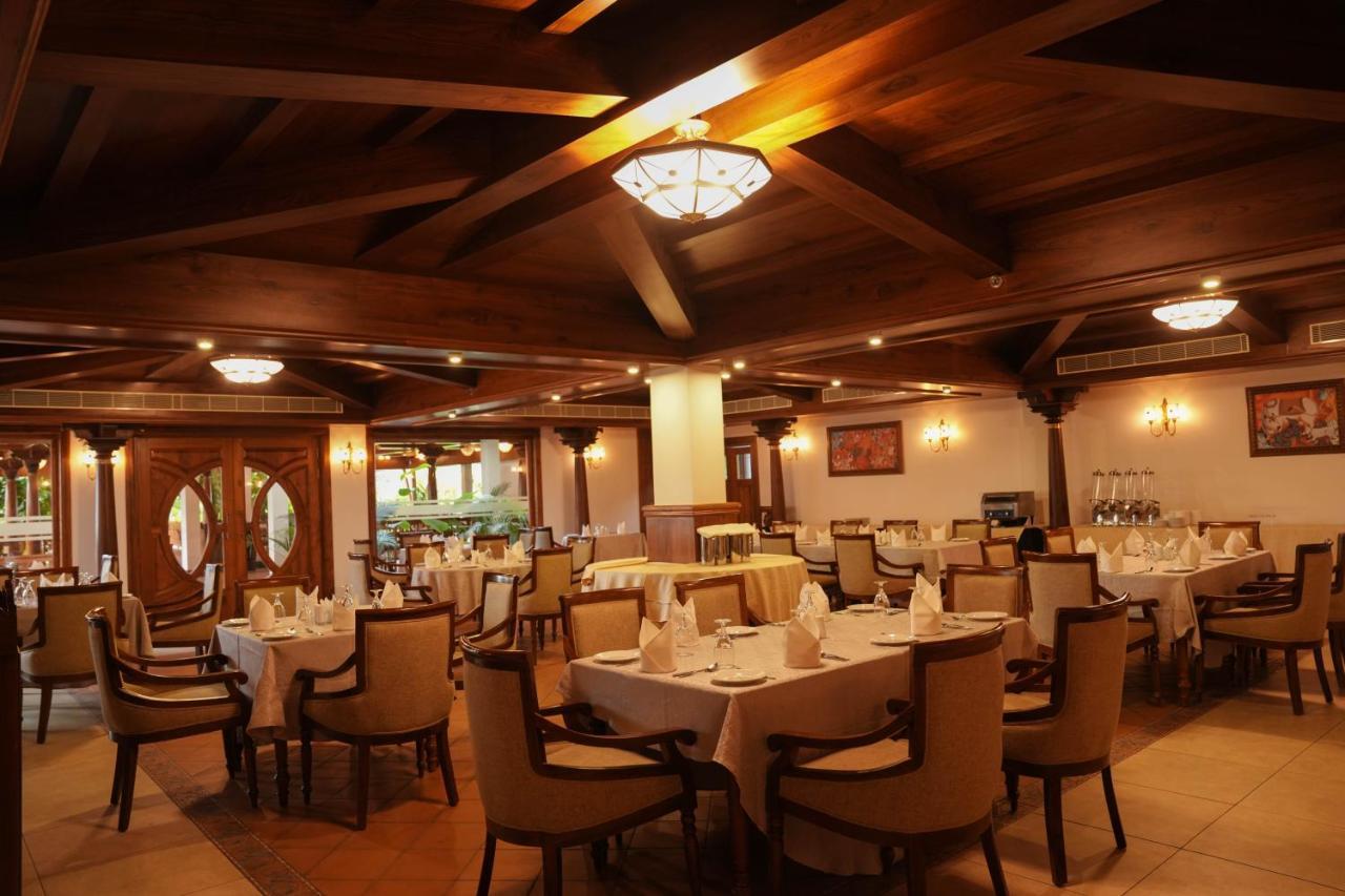 Gokulam Grand Resort & Spa, Kumarakom Exterior photo