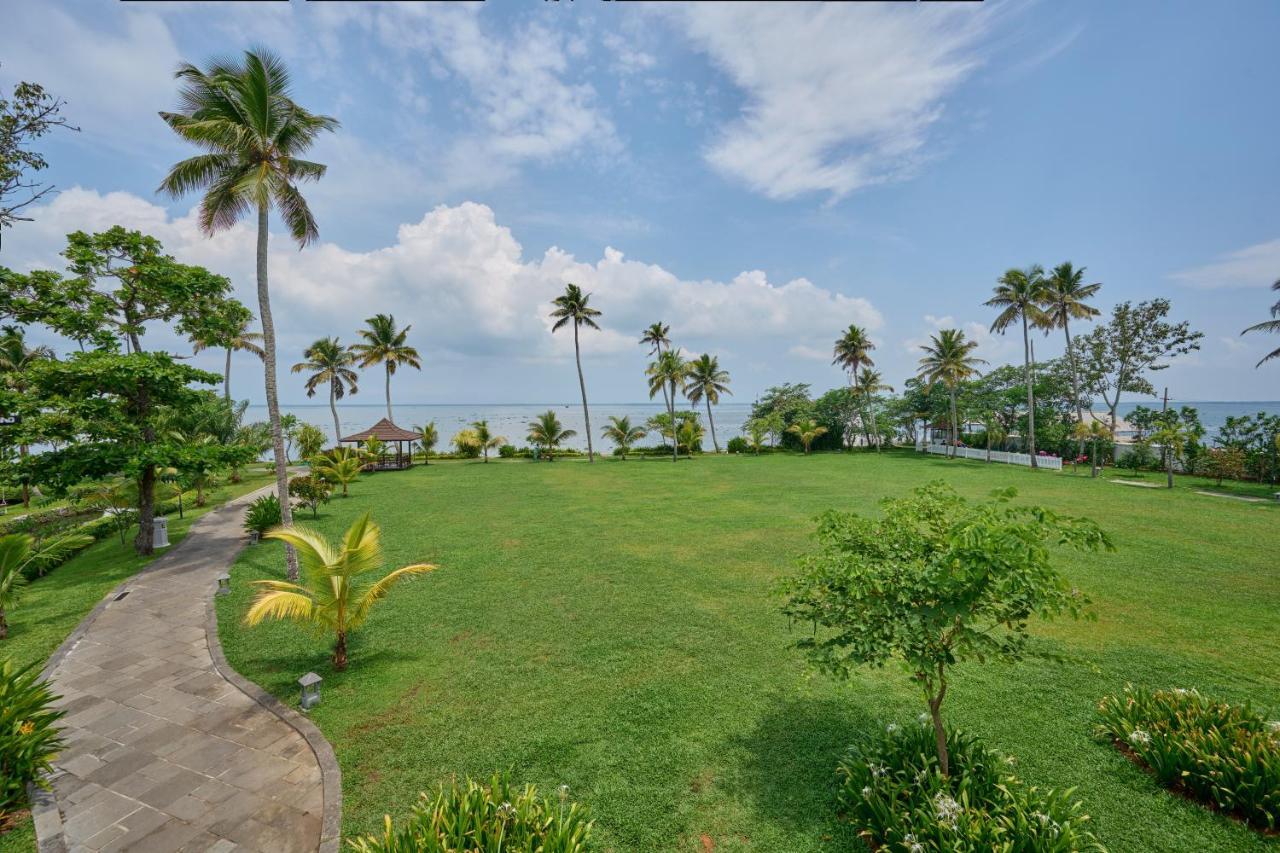Gokulam Grand Resort & Spa, Kumarakom Exterior photo