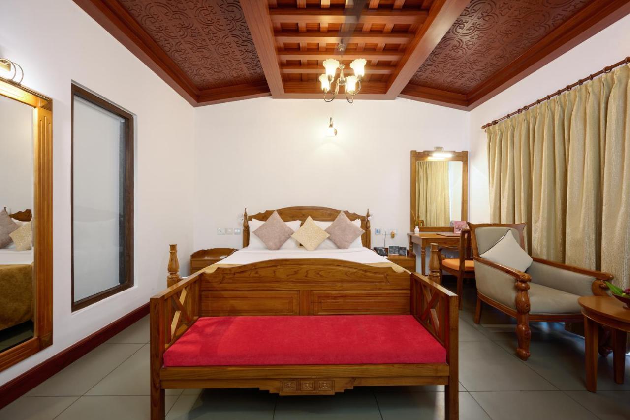 Gokulam Grand Resort & Spa, Kumarakom Exterior photo
