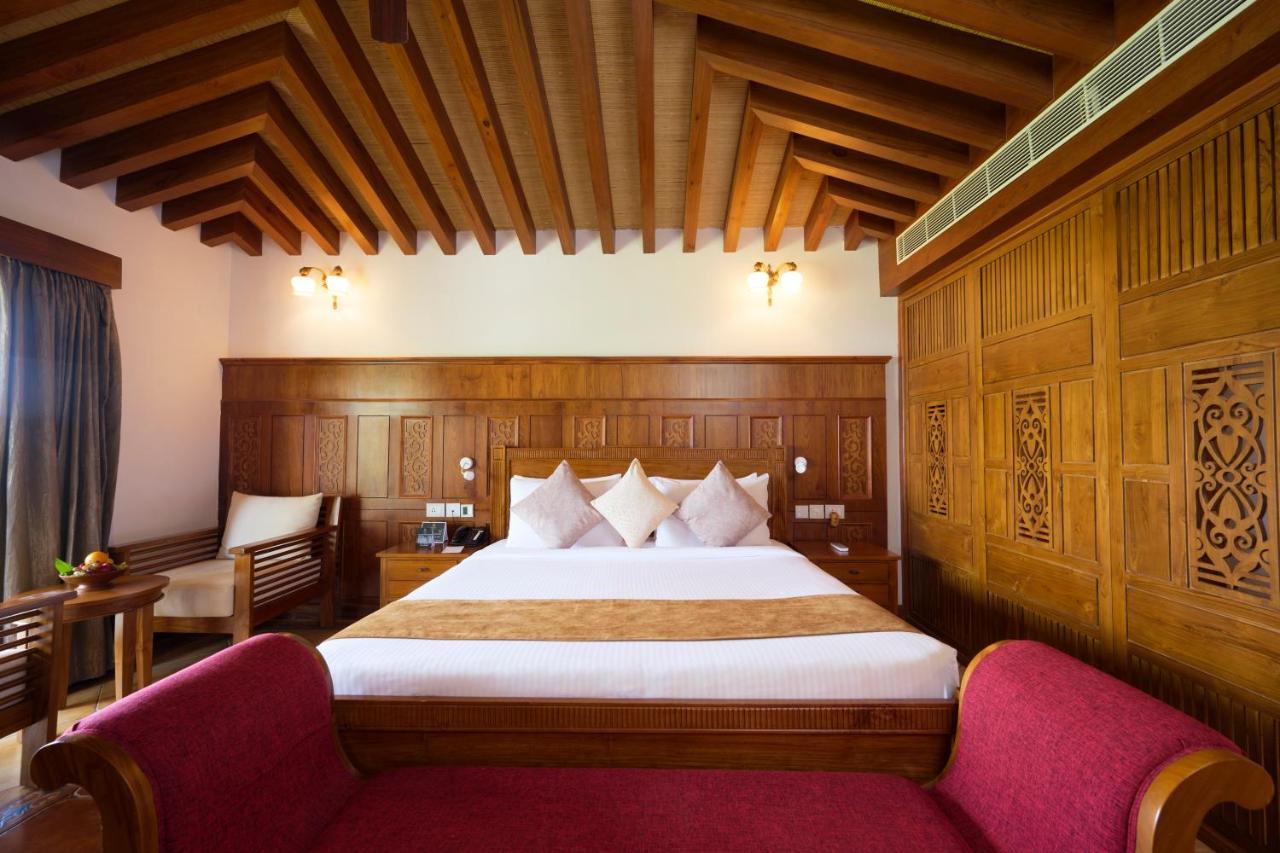 Gokulam Grand Resort & Spa, Kumarakom Exterior photo