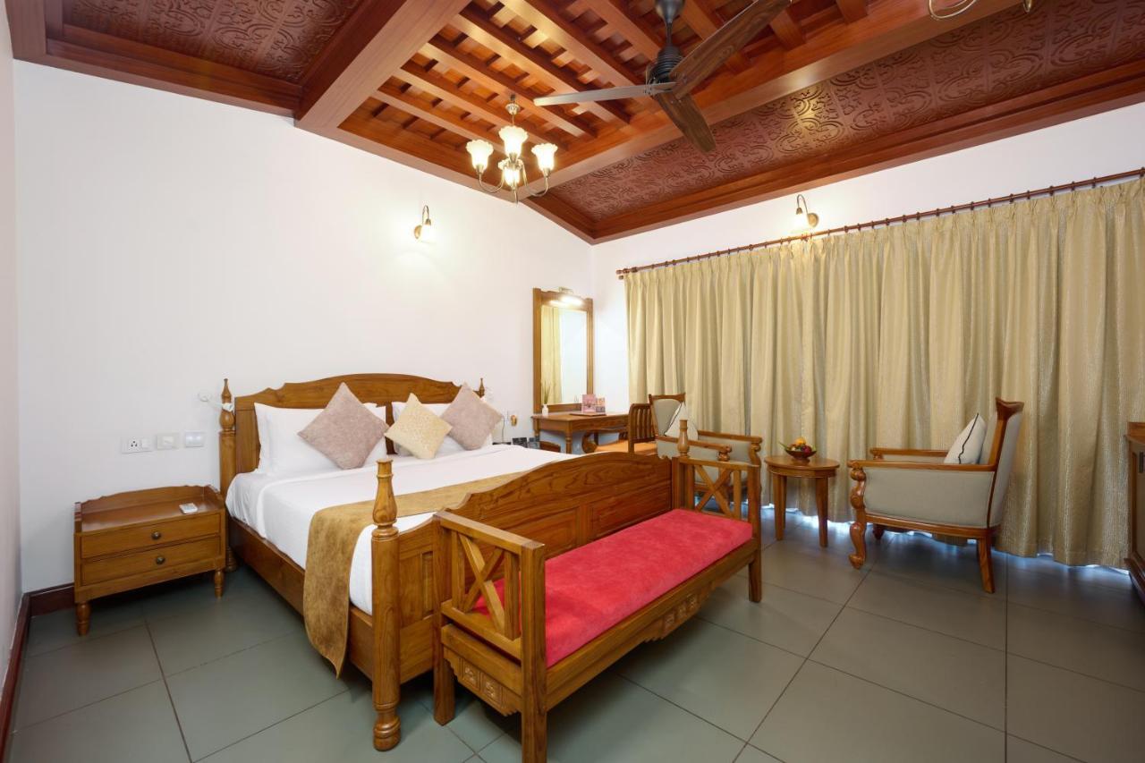 Gokulam Grand Resort & Spa, Kumarakom Exterior photo