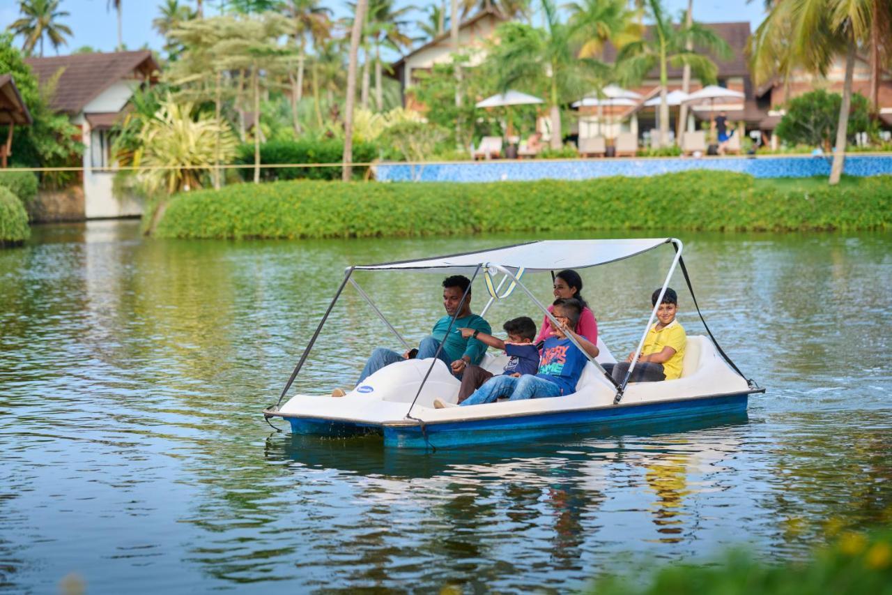 Gokulam Grand Resort & Spa, Kumarakom Exterior photo