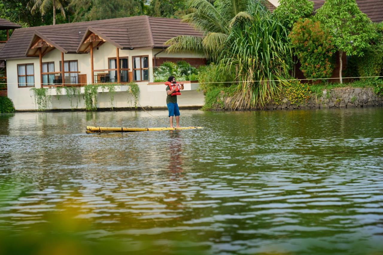 Gokulam Grand Resort & Spa, Kumarakom Exterior photo