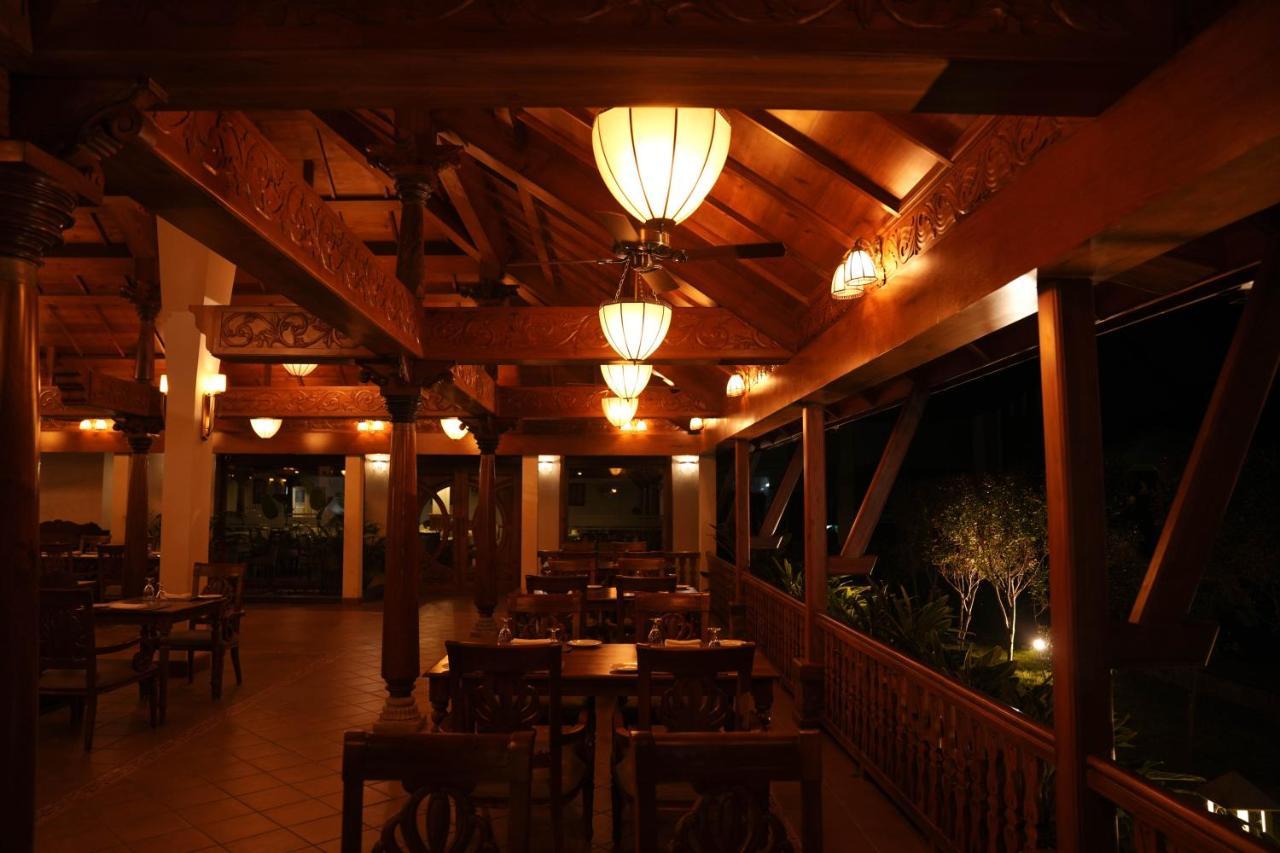 Gokulam Grand Resort & Spa, Kumarakom Exterior photo