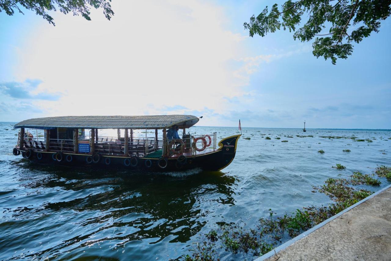 Gokulam Grand Resort & Spa, Kumarakom Exterior photo