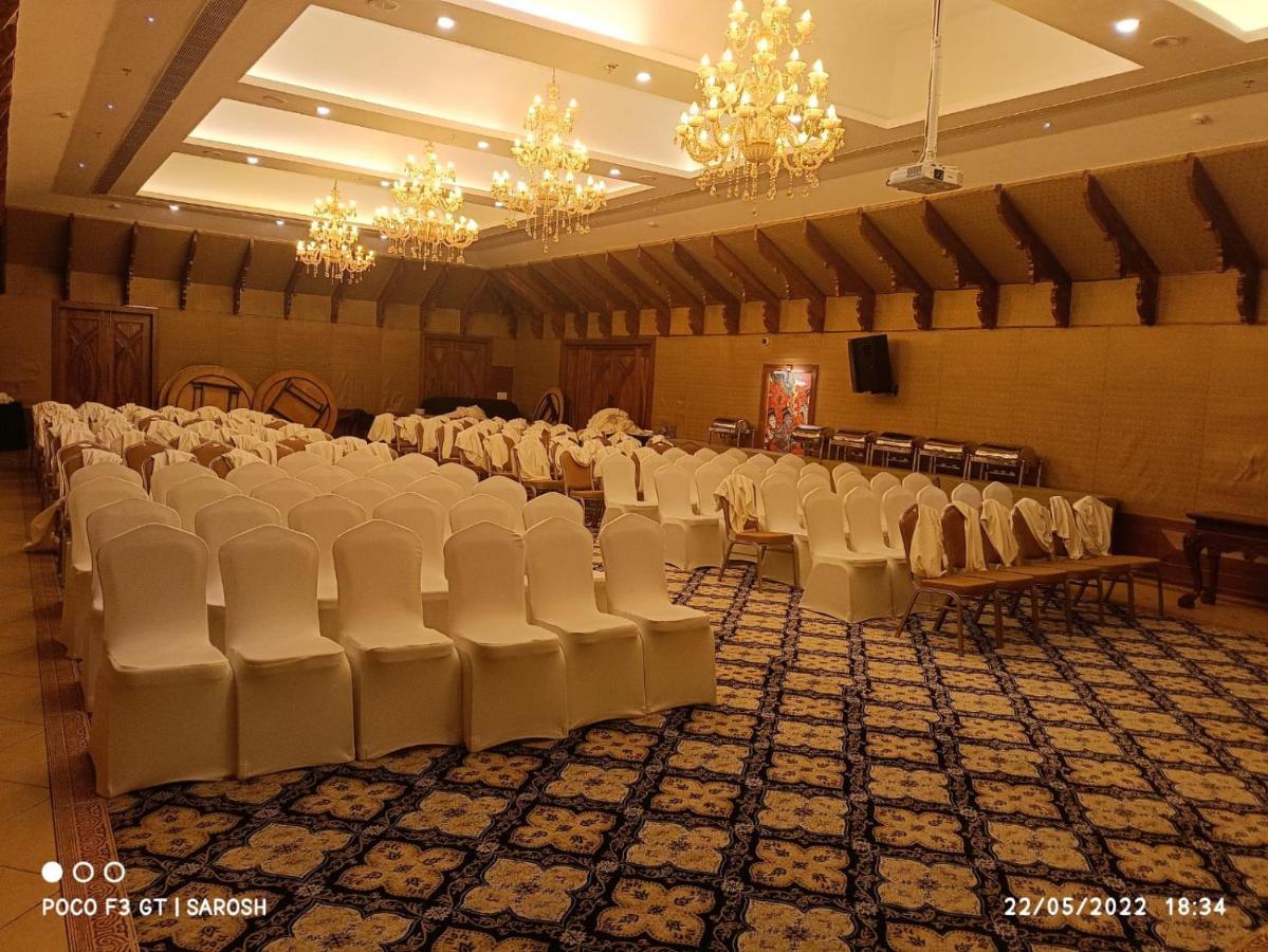 Gokulam Grand Resort & Spa, Kumarakom Exterior photo